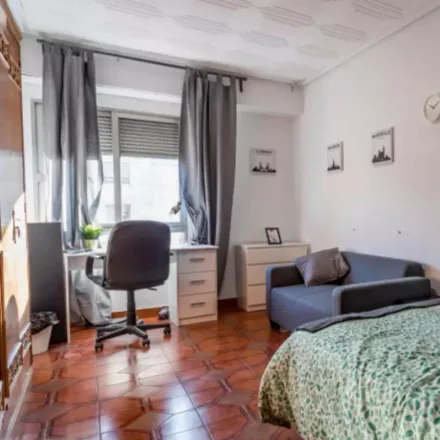 Rent this 5 bed room on Carrer del Doctor Vicent Zaragozà in 25, 46020 Valencia