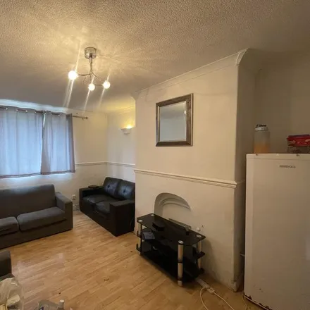 Rent this 4 bed duplex on North Road in Cardiff, CF14 3AG