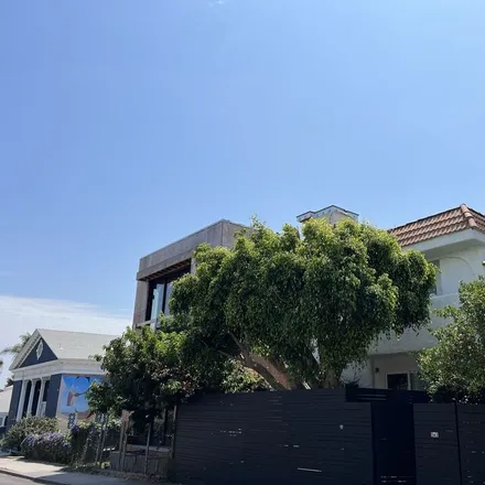 Buy this studio townhouse on 120 Brooks Avenue in Los Angeles, CA 90291