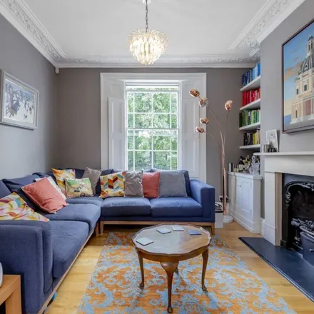 Rent this 4 bed apartment on Arlington Square in London, N1 7DT
