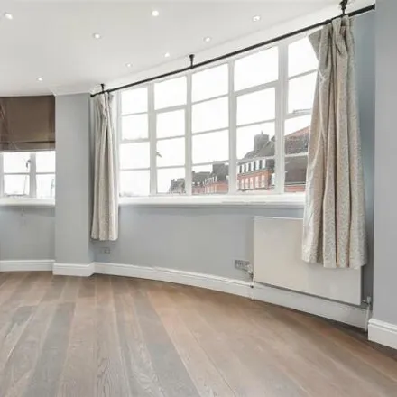 Buy this studio apartment on Sloane Avenue Mansions in Londres, Great London