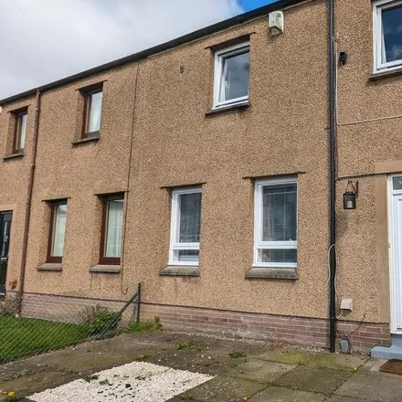 Rent this 3 bed townhouse on Cleish Gardens in Kirkcaldy, KY2 6AA
