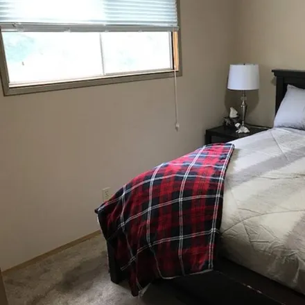 Image 5 - Shawnessey, Calgary, AB T2Y 2W3, Canada - House for rent