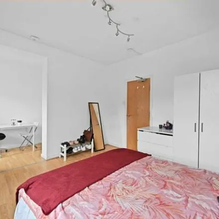 Image 3 - 13 Sir Alexander Close, London, W3 7JG, United Kingdom - Apartment for rent