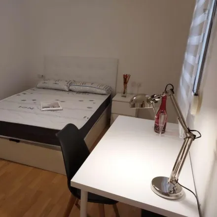Rent this 5 bed room on Travessera de Gràcia in 10, 08021 Barcelona