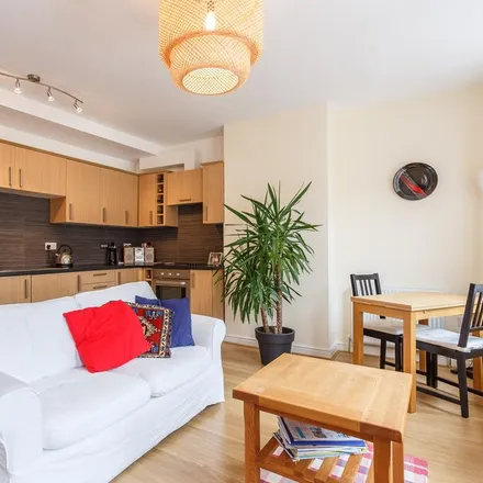 Rent this 2 bed apartment on Hultons in Peascod Street, Clewer Village
