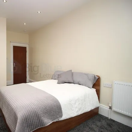 Rent this 9 bed duplex on Cardigan Road St Michaels Lane in Cardigan Road, Leeds