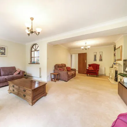 Image 3 - Raglan Gardens, The Rookery, WD19 4LJ, United Kingdom - Duplex for sale