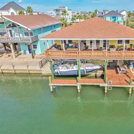 Image 1 - 1319 Maui Drive, Tiki Island, Galveston County, TX 77554, USA - House for sale