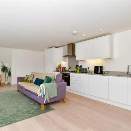 Image 3 - Neave Crescent, Faringdon Avenue, London, RM3 8SG, United Kingdom - Apartment for sale