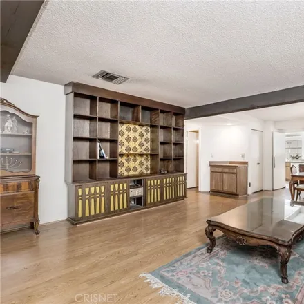 Image 3 - 18445 Hatteras Street, Los Angeles, CA 91356, USA - Townhouse for sale
