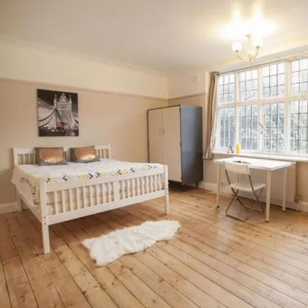 Rent this 5 bed room on Lyndale Avenue in Childs Hill, London