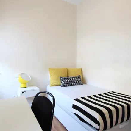 Rent this 4 bed room on Madrid in Nave trapecio, Calle de Embajadores