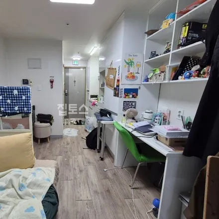 Rent this studio apartment on 서울특별시 은평구 응암동 338-11
