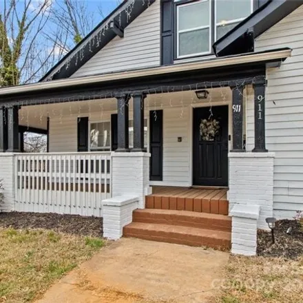Image 2 - 911 Wilson Lee Boulevard, Statesville, NC 28677, USA - House for sale