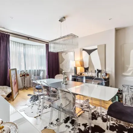 Rent this 7 bed duplex on 993A Finchley Road in London, NW11 7HB