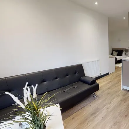 Rent this studio apartment on Redi Cash in New Street, Luton