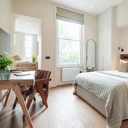 Rent this studio apartment on 43 Philbeach Gardens in London, SW5 9EZ