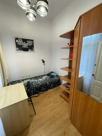 Rent this 3 bed room on Feliksa Nowowiejskiego 6 in 61-731 Poznań, Poland