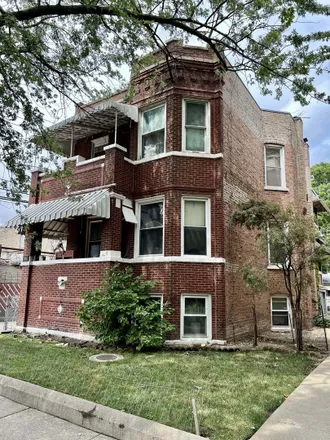 Image 2 - 3936 West Cornelia Avenue, Chicago, IL 60618, USA - Duplex for sale