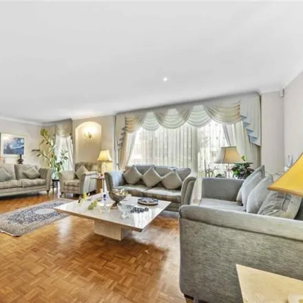Image 3 - Lord Chancellor Walk, London, KT2 7HG, United Kingdom - House for sale