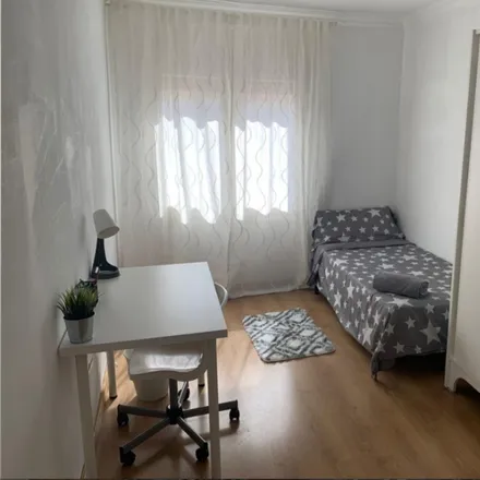 Rent this 4 bed room on Carrer d'Àngel Guimerà in 13, 08902 l'Hospitalet de Llobregat