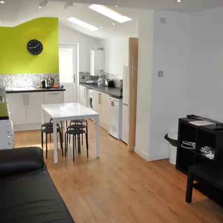 Rent this 5 bed apartment on Dale Road in Wansunt, London