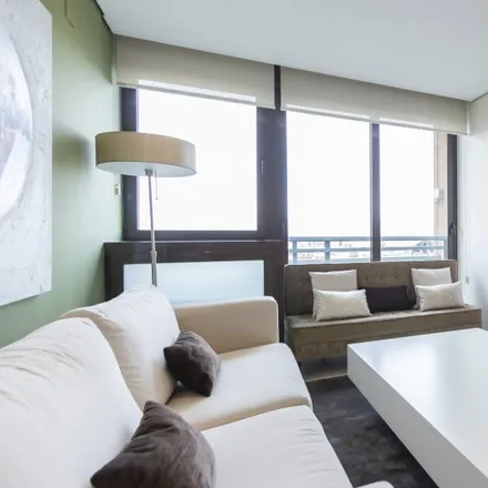 Rent this 3 bed apartment on Madrid in Restaurante Garten True Food, Calle de Orense