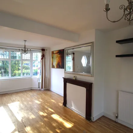 Rent this 3 bed apartment on Chigwell Road in London, IG8 8PD