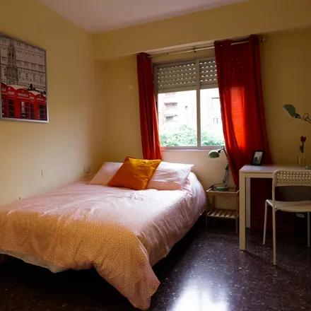Rent this 5 bed room on Carrer del Doctor Manuel Candela in 77, 46021 Valencia