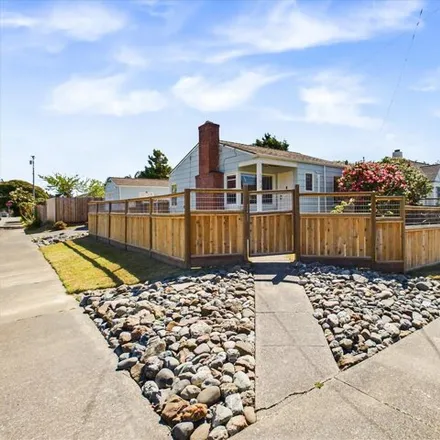 Buy this 2 bed house on 3100 R Street in Eureka, CA 95503