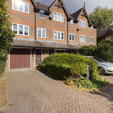 Rent this 3 bed townhouse on 29 Mariner's Way in Cambridge, CB4 1BN