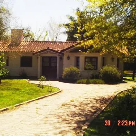 Rent this 4 bed house on Almirante Guise in Partido de Ezeiza, Tristán Suárez