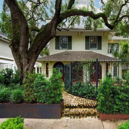 Buy this 3 bed house on 924 Kipling Street in Houston, TX 77006