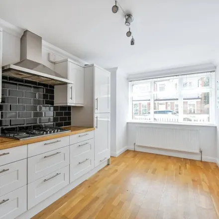 Rent this 4 bed apartment on Cross Deep in London, TW1 3SG