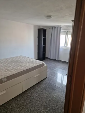 Rent this 3 bed room on Rua de Coimbra in 2605-769 Casal de Cambra, Portugal
