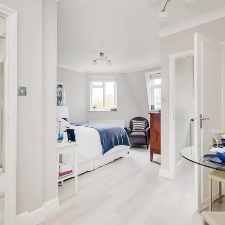 Rent this studio apartment on 12 Langland Gardens in London, NW3 6PR