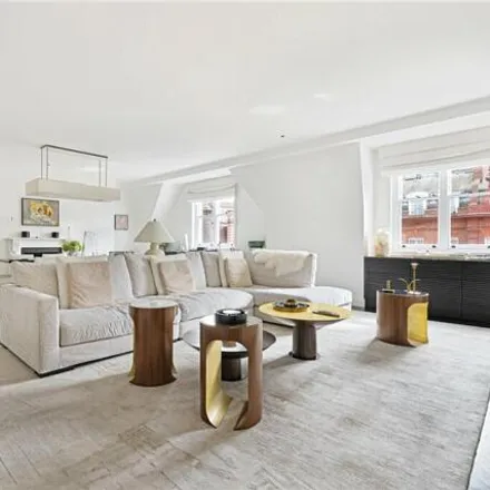 Rent this 3 bed room on 26 Pont Street in London, SW1X 9SG