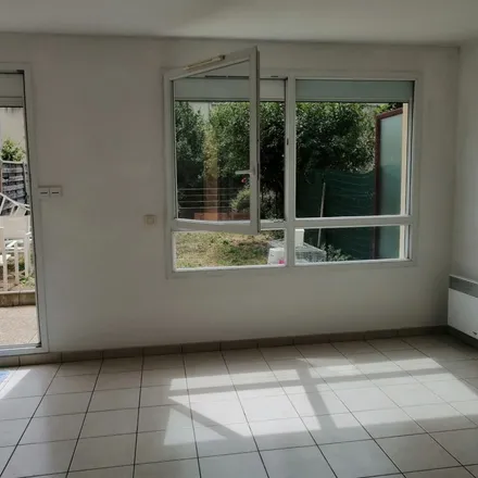 Rent this 3 bed apartment on Avenue Bobby Sands in 77500 Chelles, France