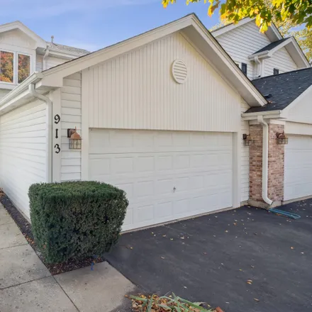 Rent this 3 bed townhouse on 913 Lauren Court in Westmont, IL 60559