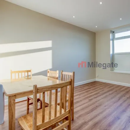 Image 2 - Long Acre Court, Robinson's Close, London, W13 0DL, United Kingdom - Apartment for rent