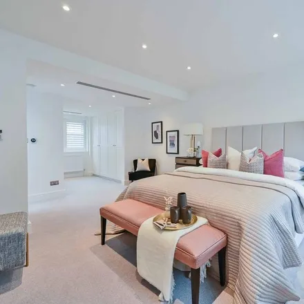 Rent this 4 bed townhouse on 6 Stanhope Terrace in London, W2 2UA