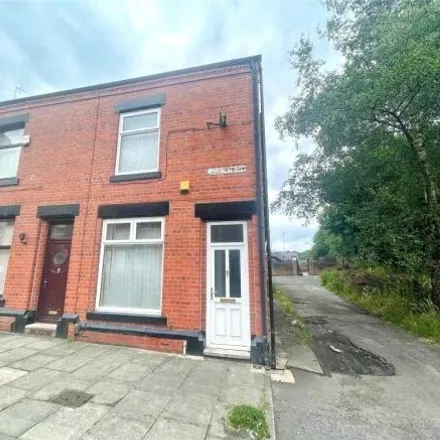 Rent this 4 bed house on London Road in Luzley Brook, OL1 4BT