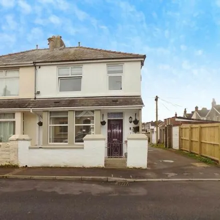 Buy this 3 bed duplex on Lewis Place in Porthcawl, CF36 3EG