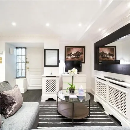 Rent this studio apartment on 71 Frognal in London, NW3 6XD