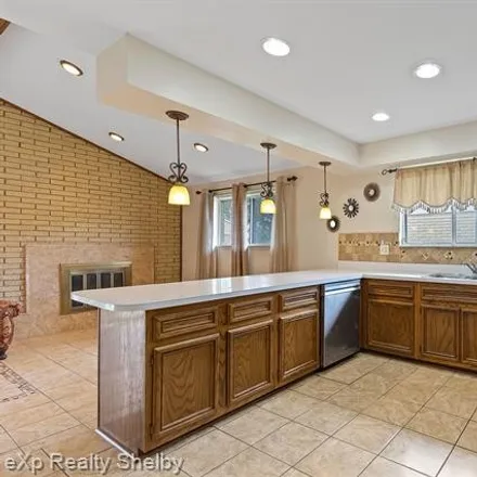 Image 5 - 37124 Evergreen Drive, Sterling Heights, MI 48310, USA - House for sale