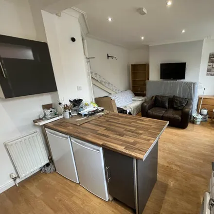 Rent this 3 bed townhouse on St Ann's Mount in Leeds, LS4 2PH