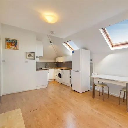 Image 3 - 17 Station Road, Winchmore Hill, London, N21 3SB, United Kingdom - Apartment for rent