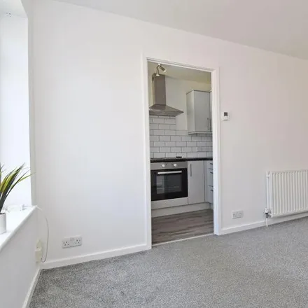 Image 4 - 17 Alder Avenue, Wrenthorpe, WF2 0TZ, United Kingdom - Apartment for rent