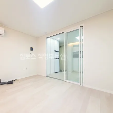 Rent this studio apartment on 서울특별시 은평구 신사동 27-26